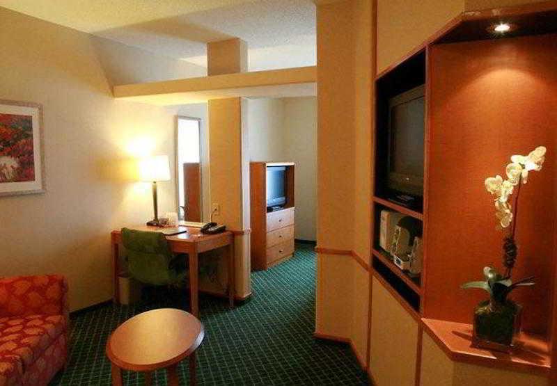 Fairfield Inn & Suites Toledo North Room photo